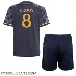 Real Madrid Toni Kroos #8 Replika Bortatröja Barn 2023-24 Kortärmad (+ Korta byxor)